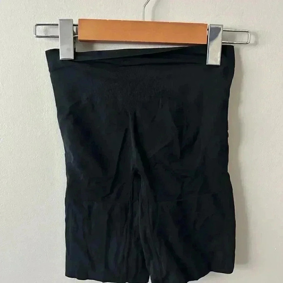 NWOT Spanx OnCore Mid-Thigh Short - S - Picture 9 of 9